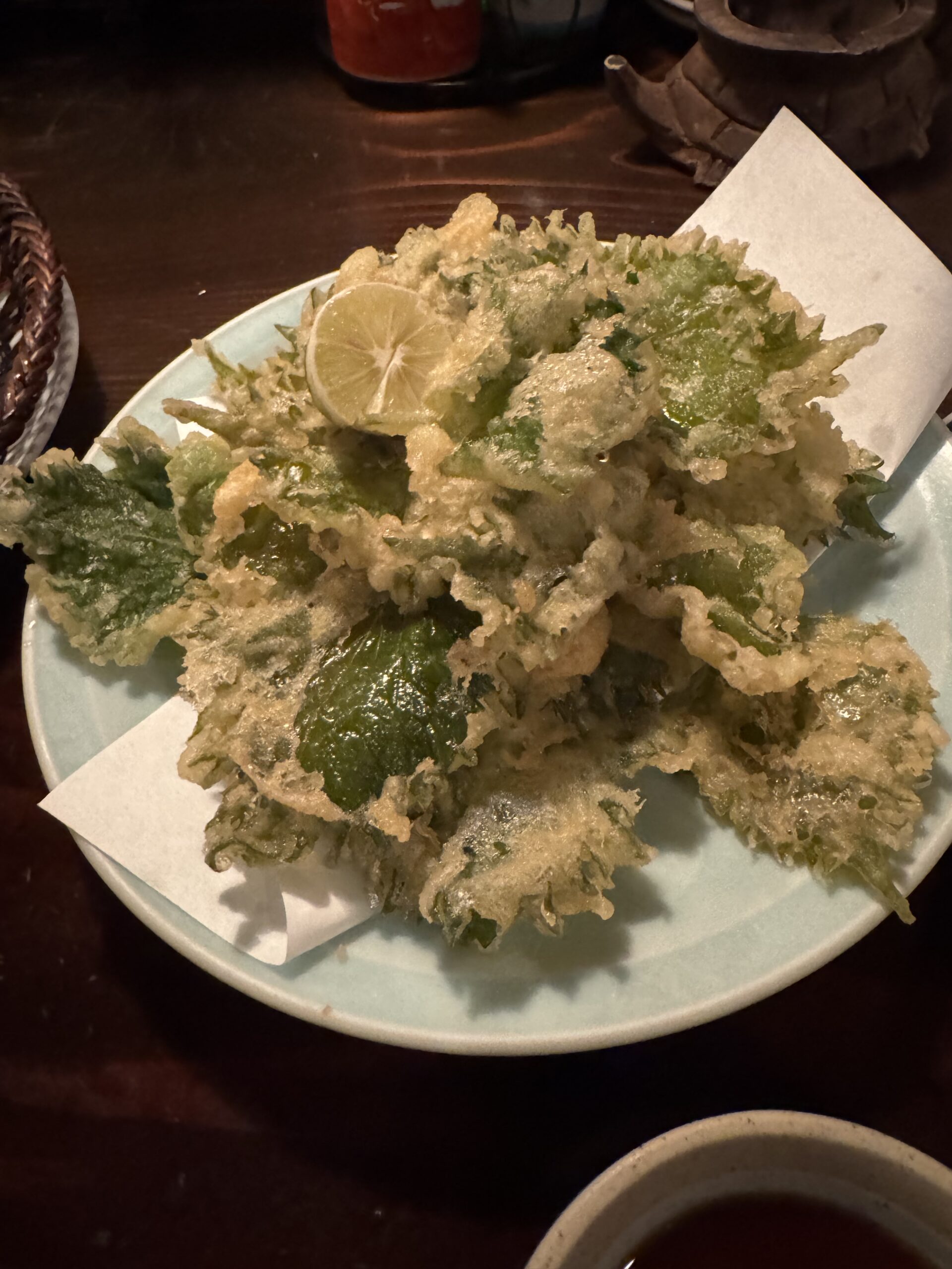 大葉の天ぷらが好きだ。他の天ぷらの横についているやつが。
